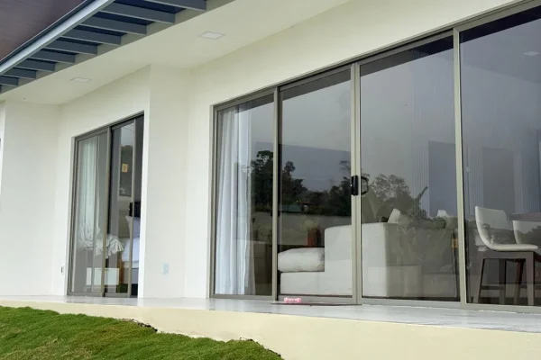 Ventanería y puertas corredizas para residencia moderna en Miravalles