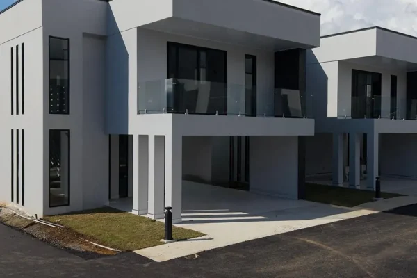 Ventanería y barandales de vidrio para proyecto residencial moderno
