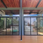 Ventanería de gran formato para residencia de diseño contemporáneo