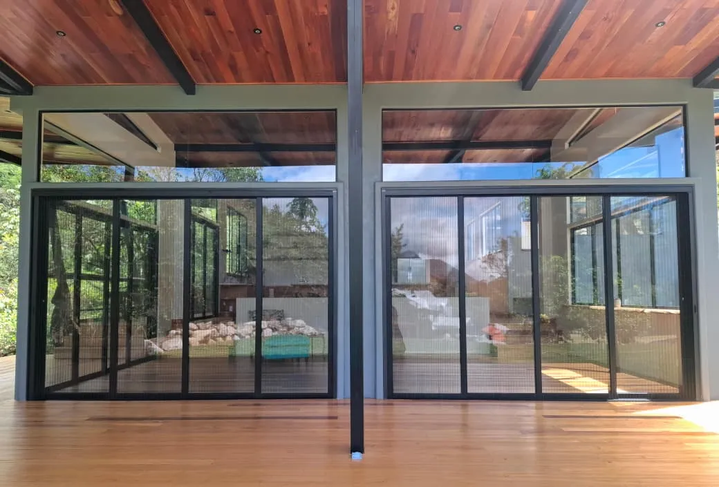 Ventanería de gran formato para residencia de diseño contemporáneo Ventanería de gran formato para residencia de diseño contemporáneo