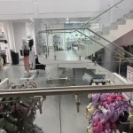 Instalación de barandales de vidrio para proyecto comercial en Pérez Zeledón