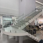 Instalación de barandales de vidrio para proyecto comercial en Pérez Zeledón