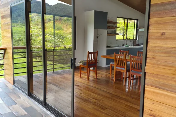 Puertas y ventanería en aluminio bronce para Casa Lluvia