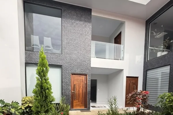 Ventanería de diseño contemporáneo y barandal de vidrio en Casa Solaire
